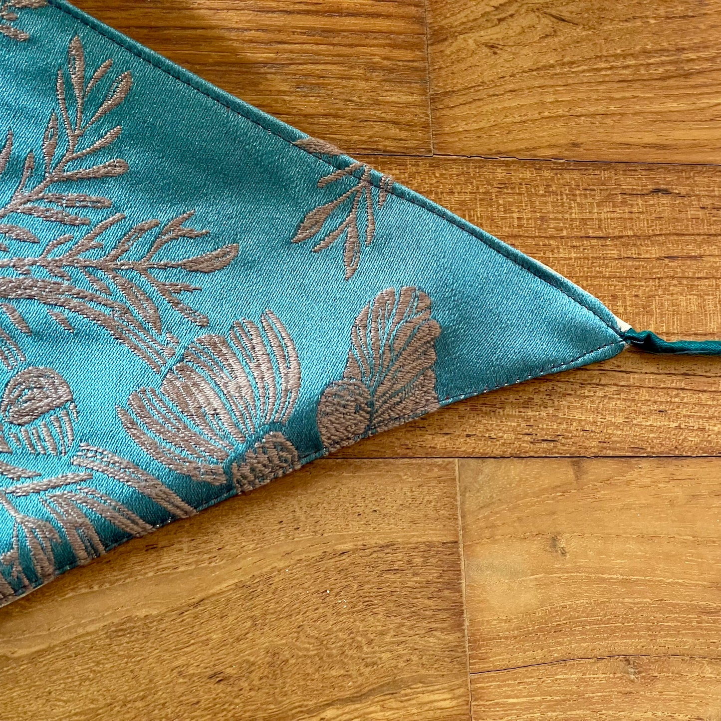 Fifth Avenue Peppermint Table Runner