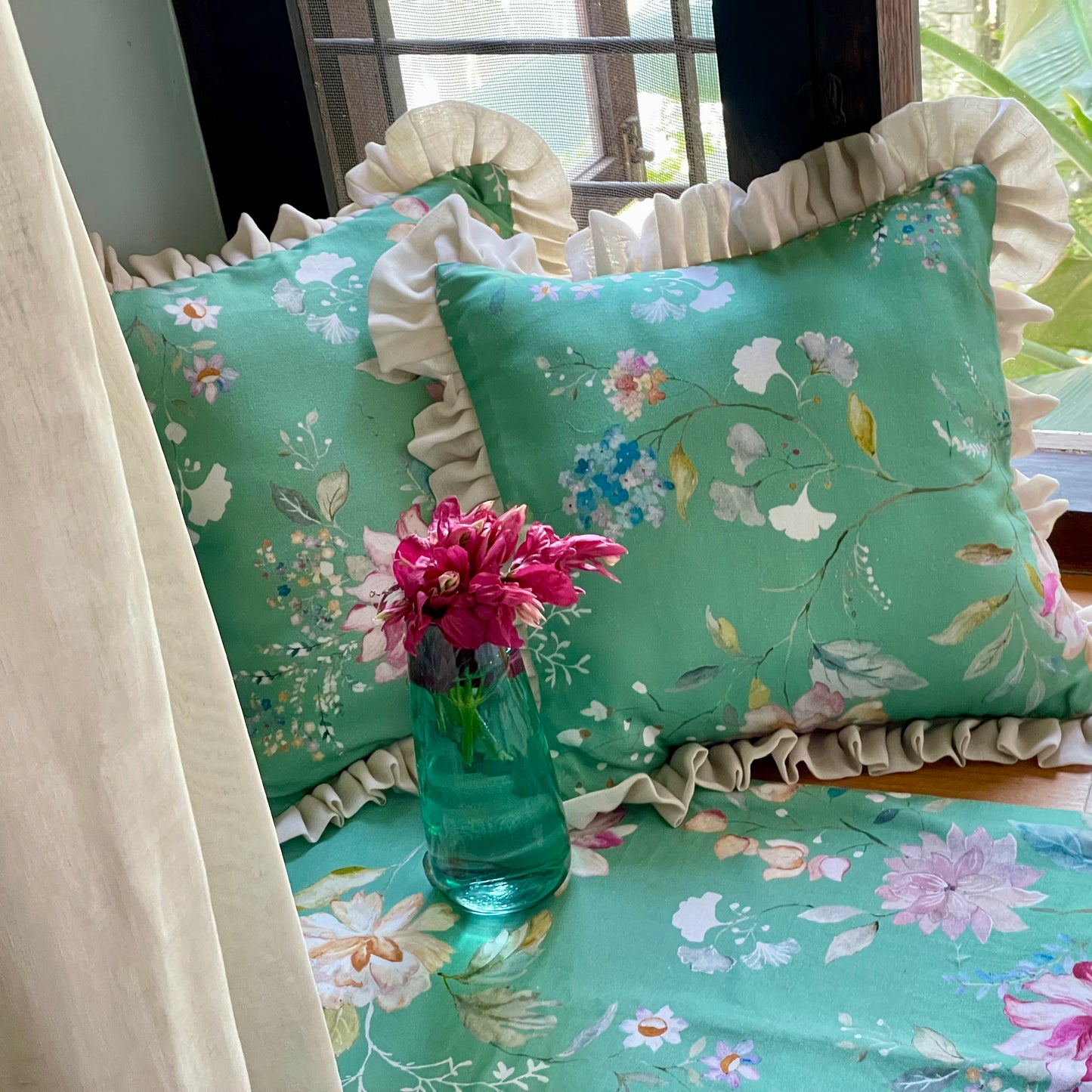 Fifth Avenue Hibiscus Table Runner