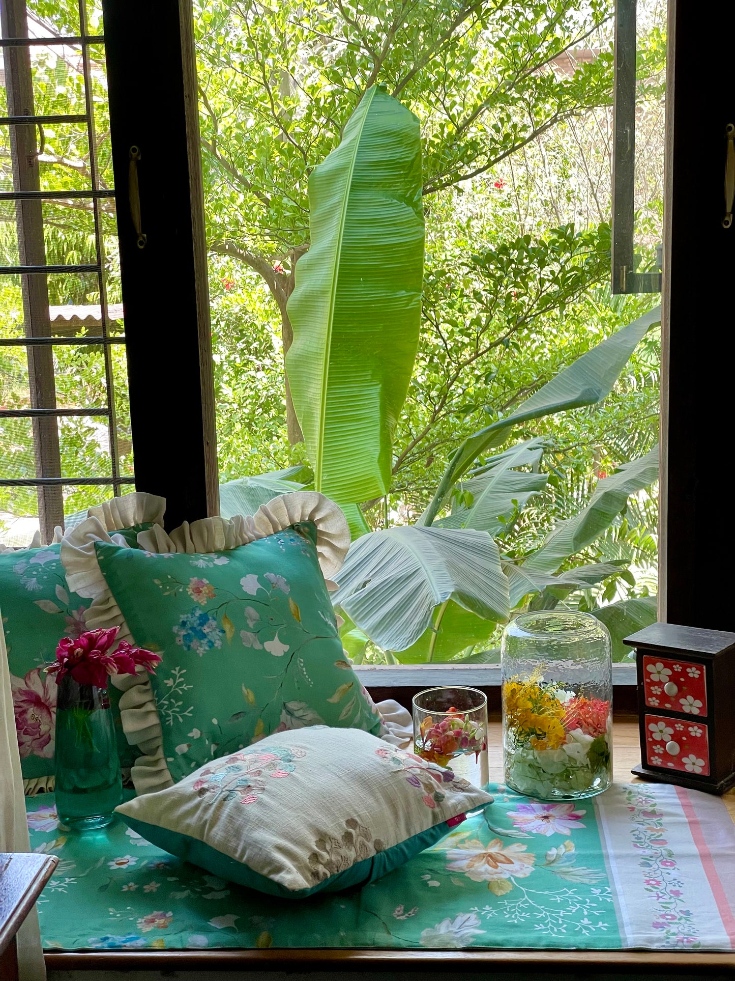 Fifth Avenue Hibiscus Table Runner