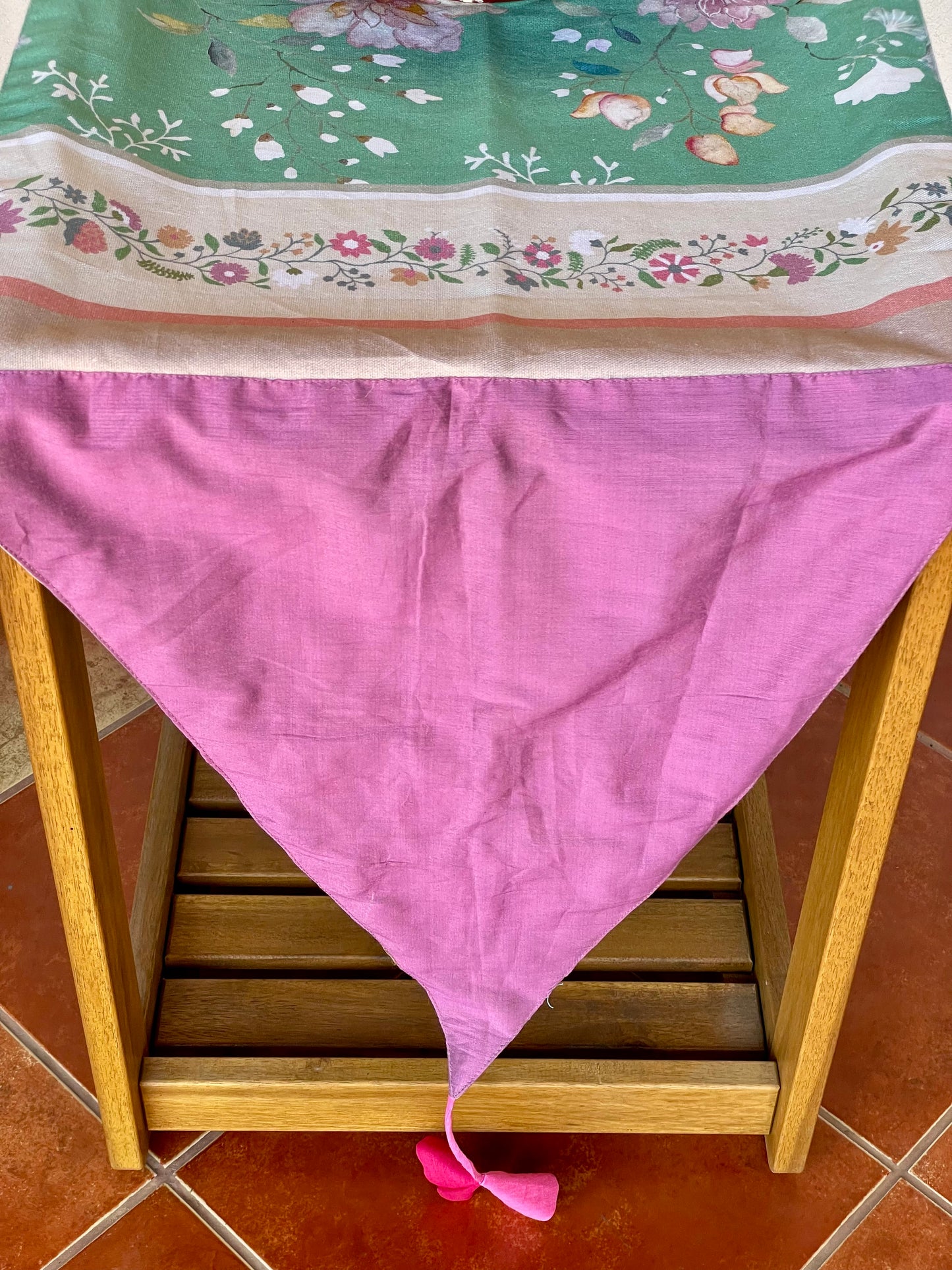 Fifth Avenue Hibiscus Table Runner